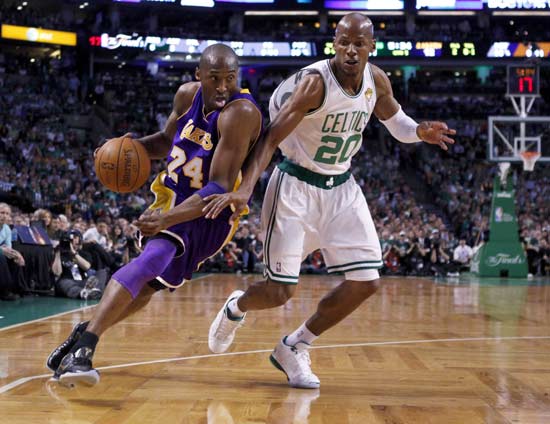 NBA雄鹿加时争议罚球绝杀凯尔特人终结六连胜登顶东部引热议